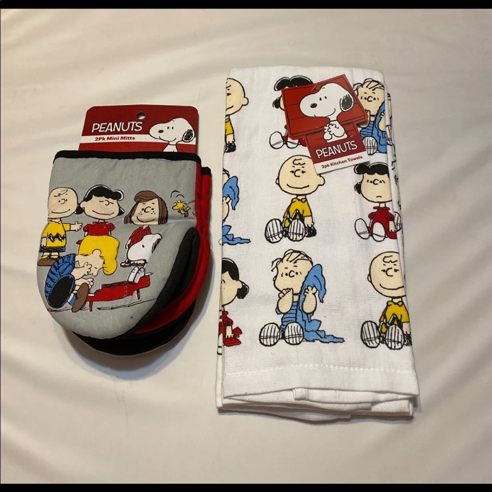 NWT Peanuts the Gang Kitchen towels set & oven mitts